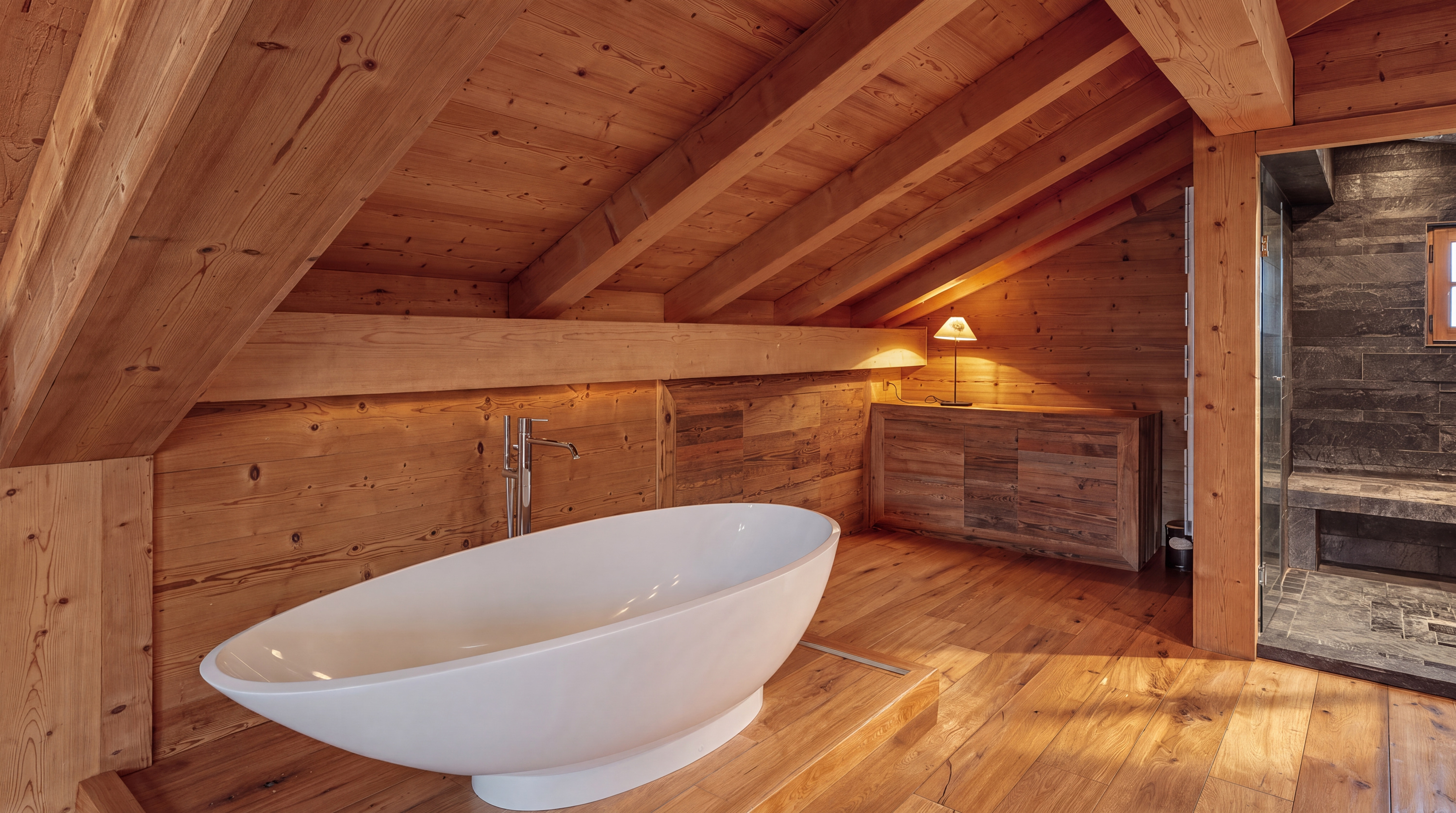 Freestanding bathtub under the roof beams