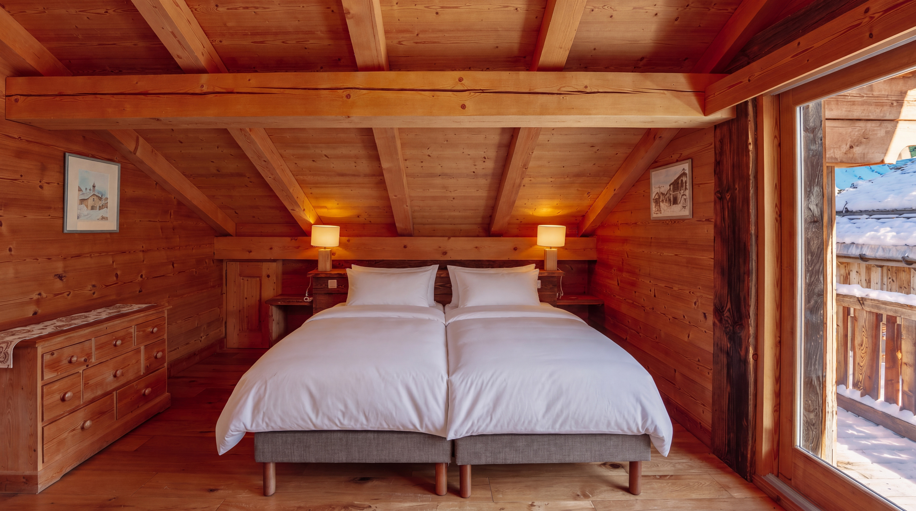 Principal bedroom with twin beds under the beams