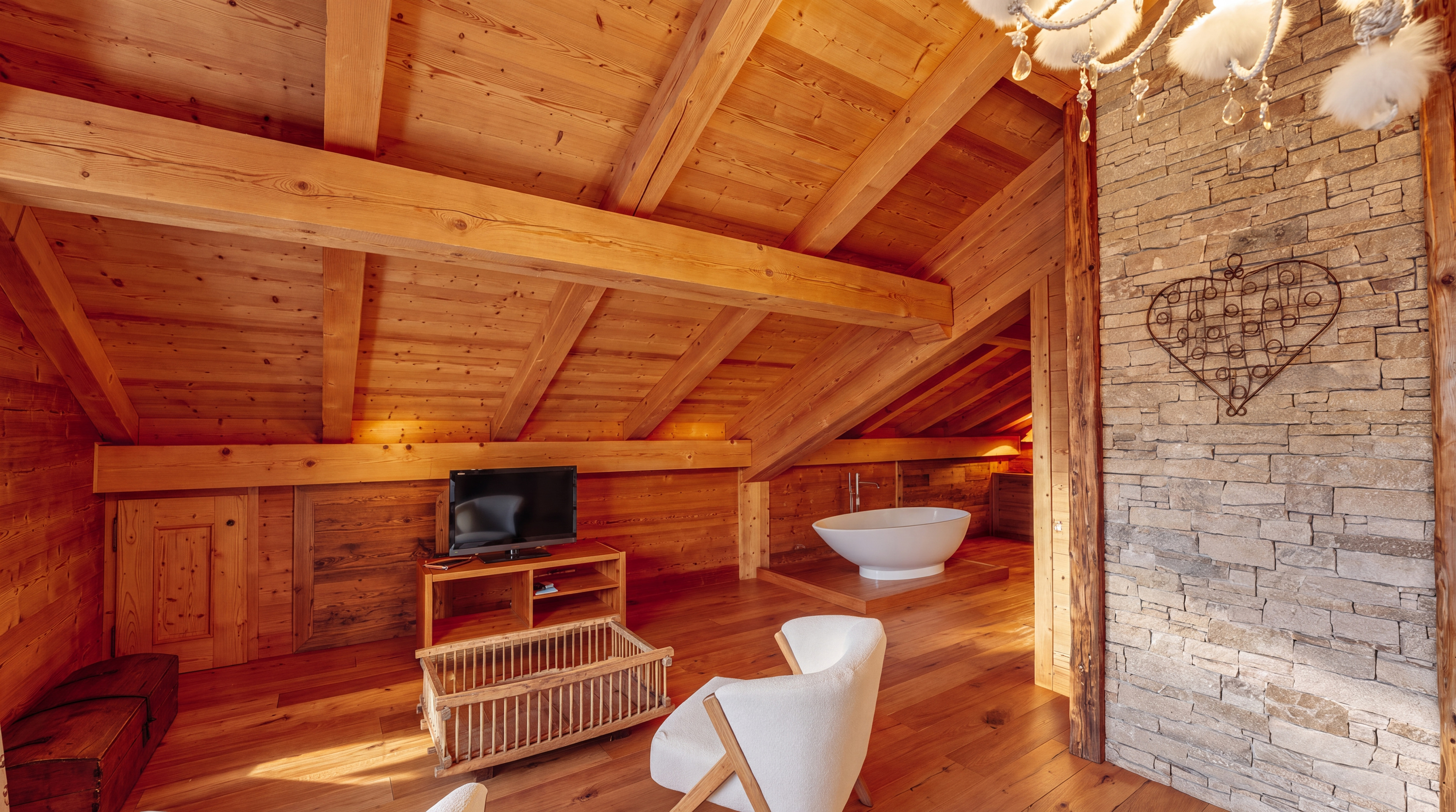 Principal suite with stone wall and freestanding bathtub