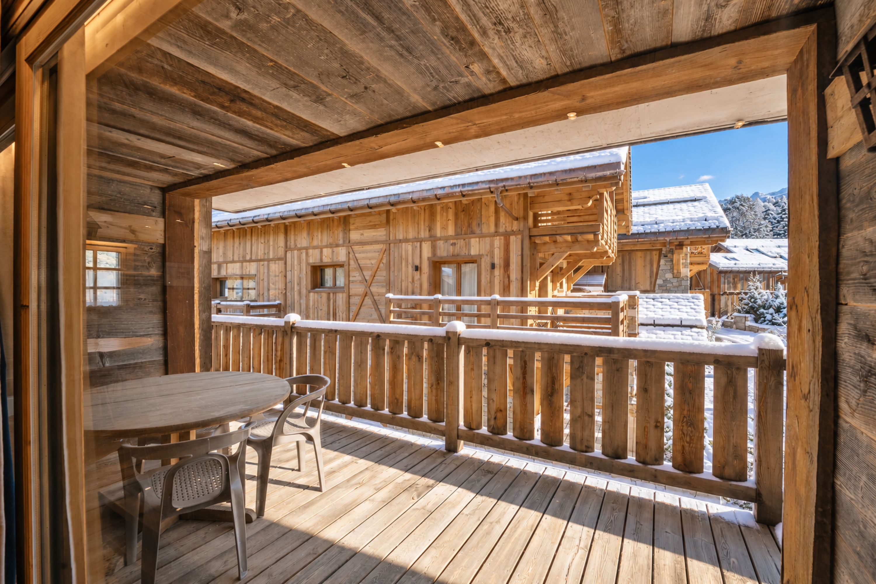Covered terrace with table and chairs